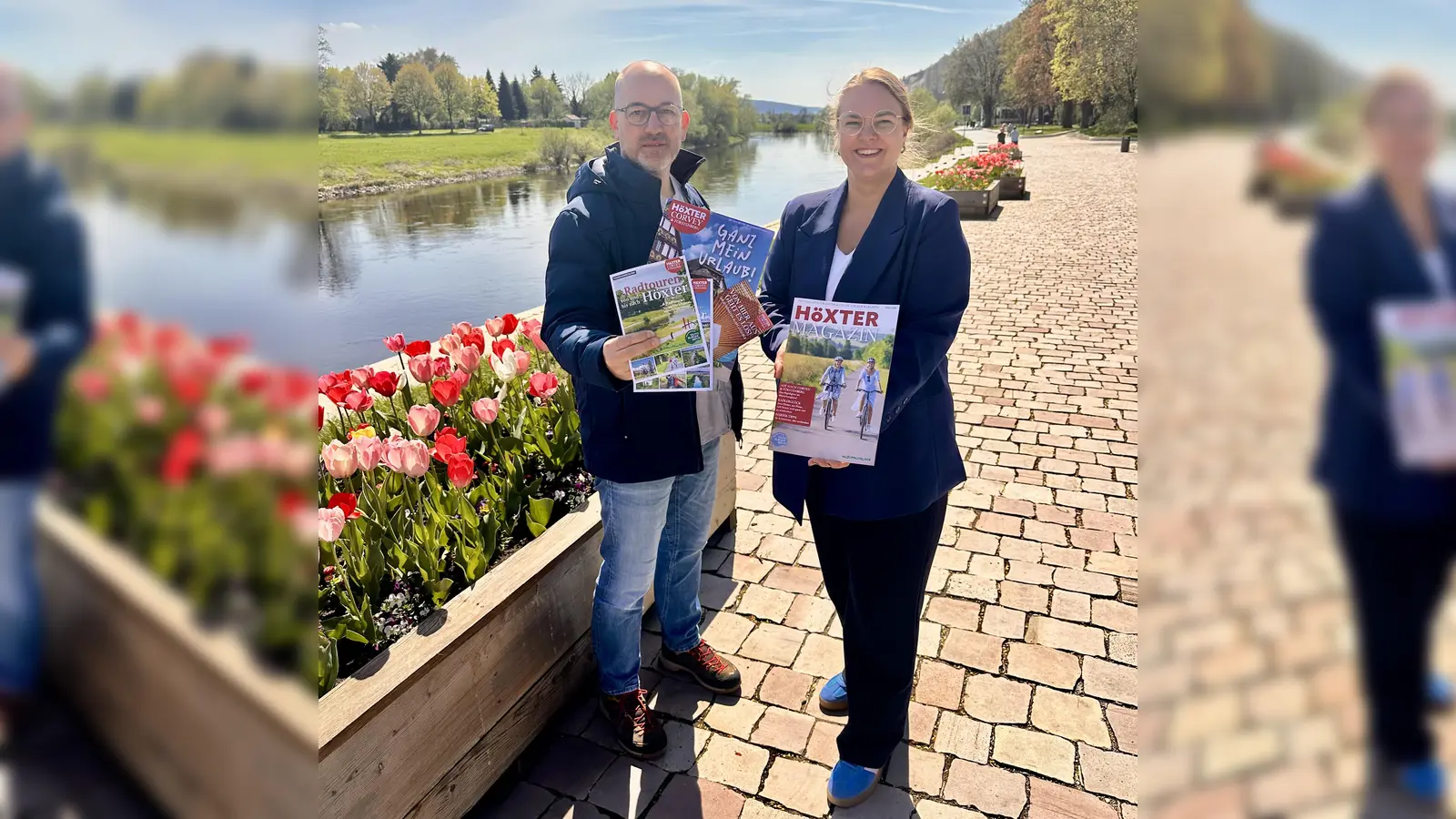 Stephan Berg und Jana Jungblut präsentieren an der Weserpromenade die neuen Printprodukte der Tourist-Information Höxter, die mit frischen Ideen und zielgerichteten Inhalten Lust auf Stadt und die Region machen. (Foto: Stadt Höxter)