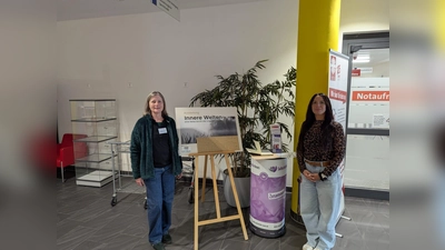 Cornelia Pätzold (Selbsthilfe-Büro) und Diana Rupp (Helios-Klinikum Warburg) präsentieren die Ausstellung. (Foto: privat)
