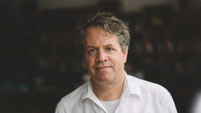 Marcus Bensmann, Correctiv-Investigativjournalist und Buchautor, kommt auf Einladung der Initiative Buntes Warburg zu einer Lesung und Diskussion nach Warburg. (Foto: Correctiv/Ivo Mayr)