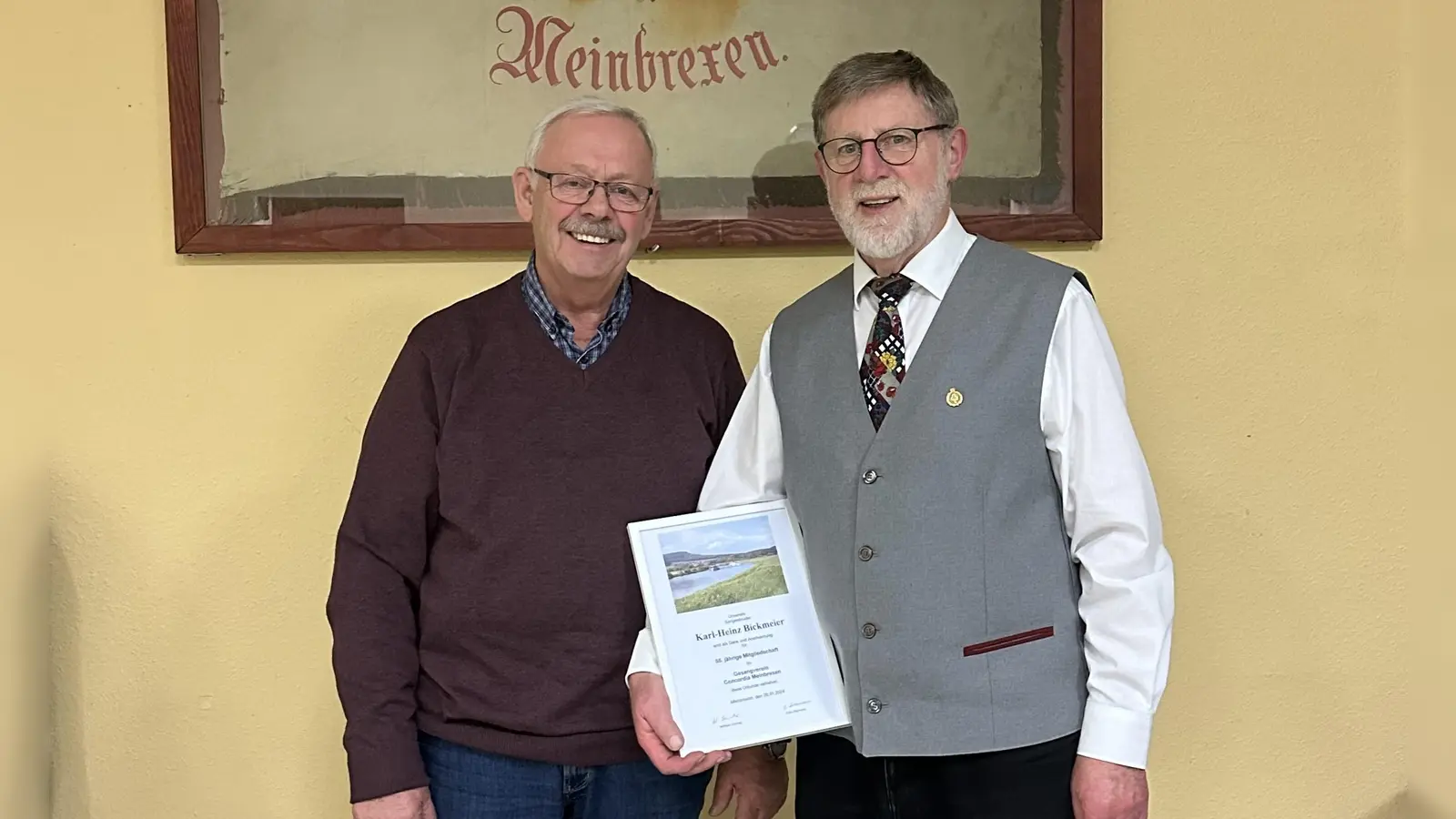  Der 2. Vorsitzende Wilfried Sobireg überreicht Karl-Heinz Bickmeier die Ehrenurkunde. (Foto: privat)