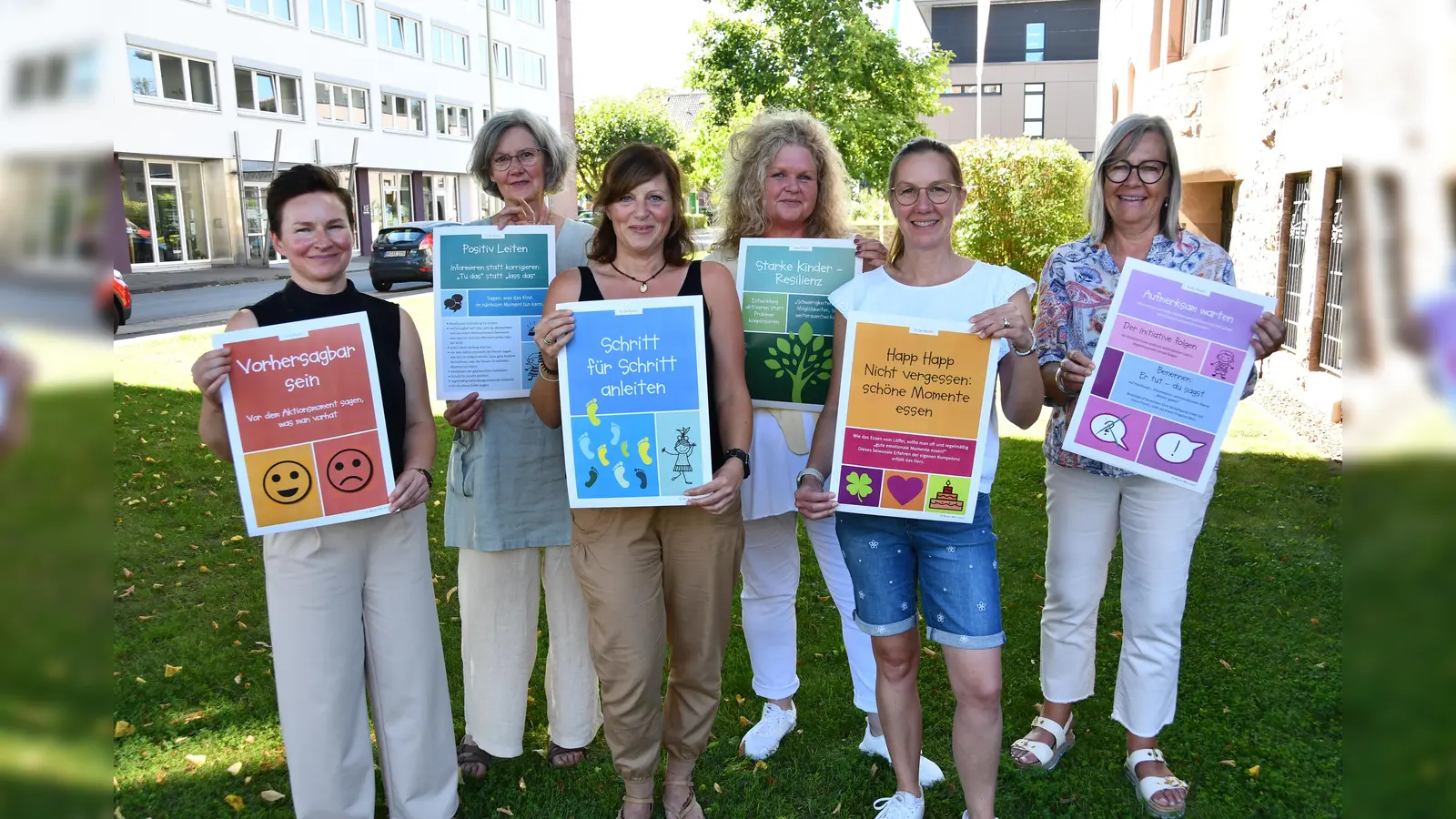 Sechs Fachkräfte aus dem pädagogischen und sozialen Bereich haben unter Federführung des Jugendamtes des Kreises Höxter Ende August das Marte-Meo-Netzwerk für Ausbildung und Beratung im Kreis Höxter gegründet (v.l.): Frieda Esau, Andrea Stamm, Kirstin Scholz, Sandra Wiedey, Nadja Herrmann und die Fachberaterin für Kindertageseinrichtungen des Kreises Höxter, Ulrike Schmidt. (Foto: Kreis Höxter)