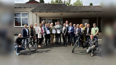 Die Bürgermeister der drei Städte des Südkreises Höxter freuen sich über die Förderbescheide des Landes NRW. Zahlreiche Vertreter aus Politik und Verwaltung waren zur Übergabe nach Dössel gekommen. (Foto: Stadt Warburg)