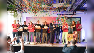 Zur Eröffnung erwartete die geladenen Gäste ein Konfettiregen. (Foto: privat)
