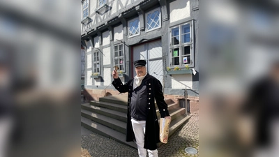 Redner Bode führt durch die Stadt. (Foto: Touristik-Information Uslar)