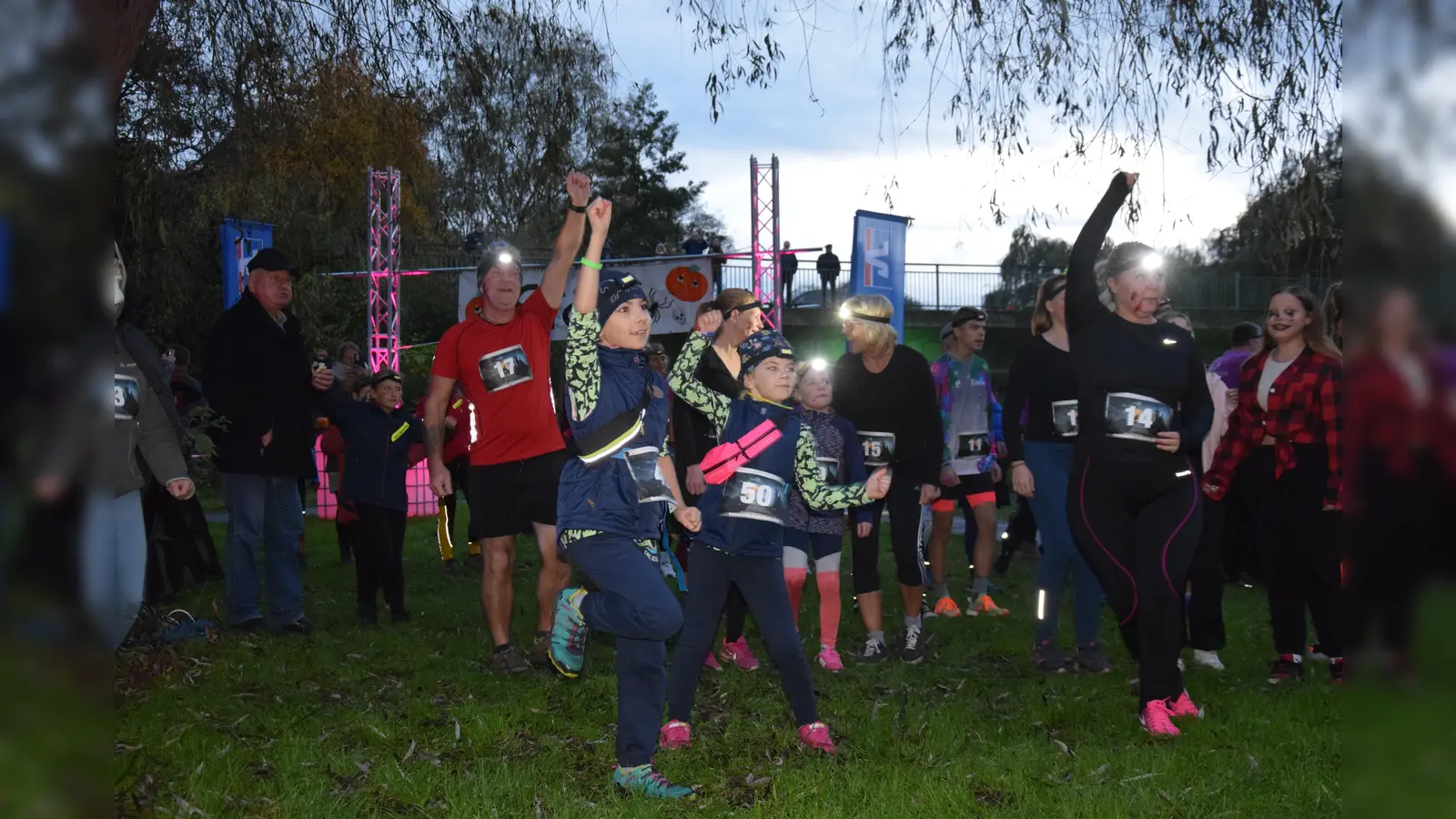 Schaurig-schönes Treffen zum gemütlich-gruseligen Lauf. (Foto: Marc Otto)