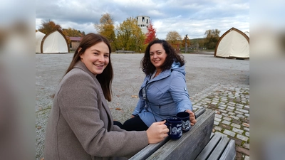 Madita Alberding und Gizem Cevik vom Huxarium freuen sich auf einen heißen Glühwein beim Gartenparkzauber am 16. November. (Foto: Huxarium Gartenpark Höxter)