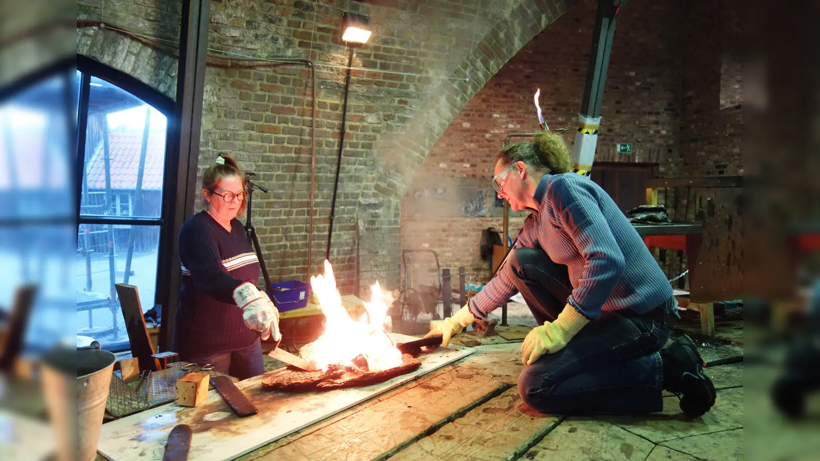 In der Glashütte in Gernheim haben Elisabeth Brosterhus und Burkhard Meyer viele ihrer Werke für die Höxteraner Landesgartenschau entstehen lassen – mit heißem Glas. (Foto: Brosterhus + Meyer)