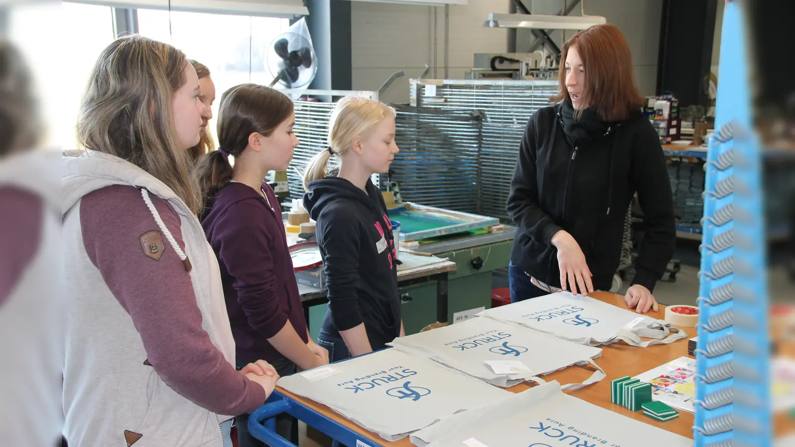 Einblicke in verschiedene Berufsfelder der ortsansässigen Betriebe und Einrichtungen haben beim „Tag der offenen Betriebstür“ seit 2015 Tradition. (Foto: Kreis Höxter)