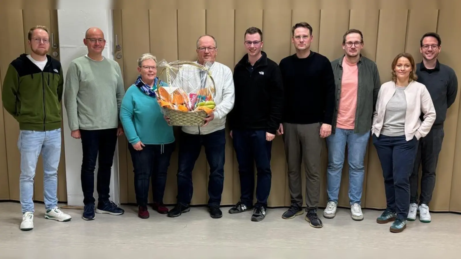 Bei der Jahreshauptversammlung des Hallenbetreibervereins Nörde (v.l.): Marco Müller, Michael Wiemers, Marion Grell, Hans-Jürgen Müller, Tobias Müller, Oliver Hagemeyer, Matthias Millin, Anna Hagemeyer und Sven Hartmann. (Foto: Hallenverein Nörde / privat)