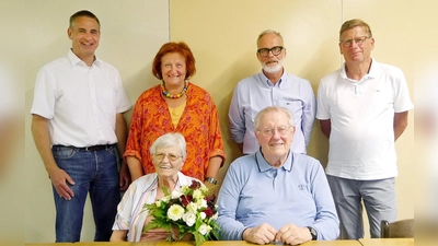 Ein großes Dankeschön an Heinz Thadewald und seine Ehefrau Elke vom neu gewählten Vorstand des MTV Boffzen (stehend von links): Michael Hille, Regina Schametat, Robert Hartmann und Gerhard Wilde. (Foto: MTV Boffzen / privat)