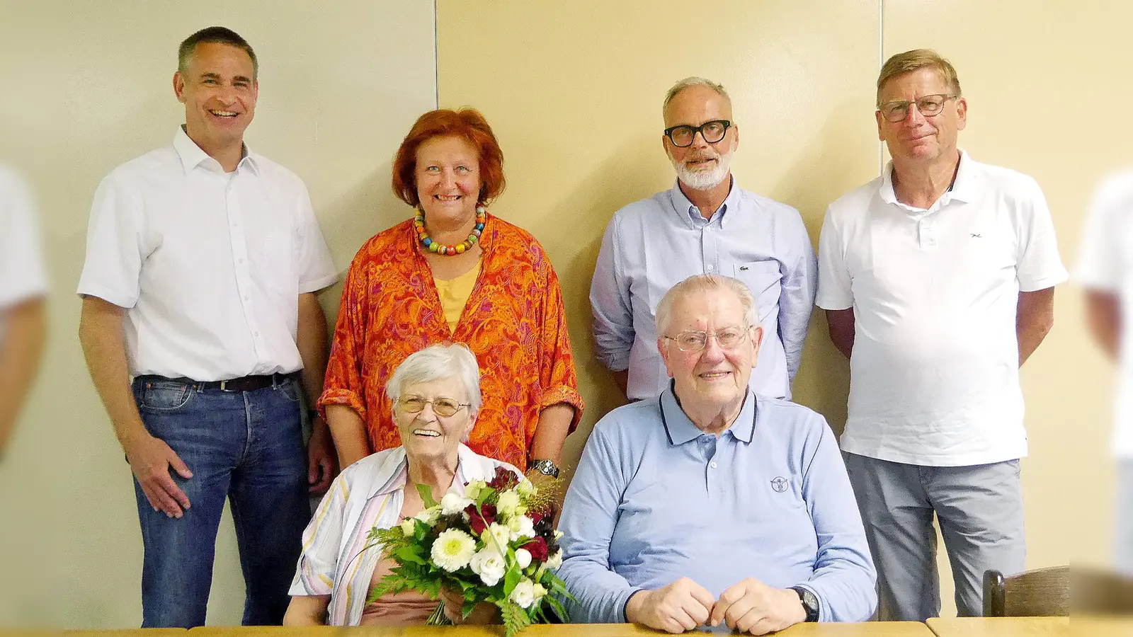 Ein großes Dankeschön an Heinz Thadewald und seine Ehefrau Elke vom neu gewählten Vorstand des MTV Boffzen (stehend von links): Michael Hille, Regina Schametat, Robert Hartmann und Gerhard Wilde. (Foto: MTV Boffzen / privat)