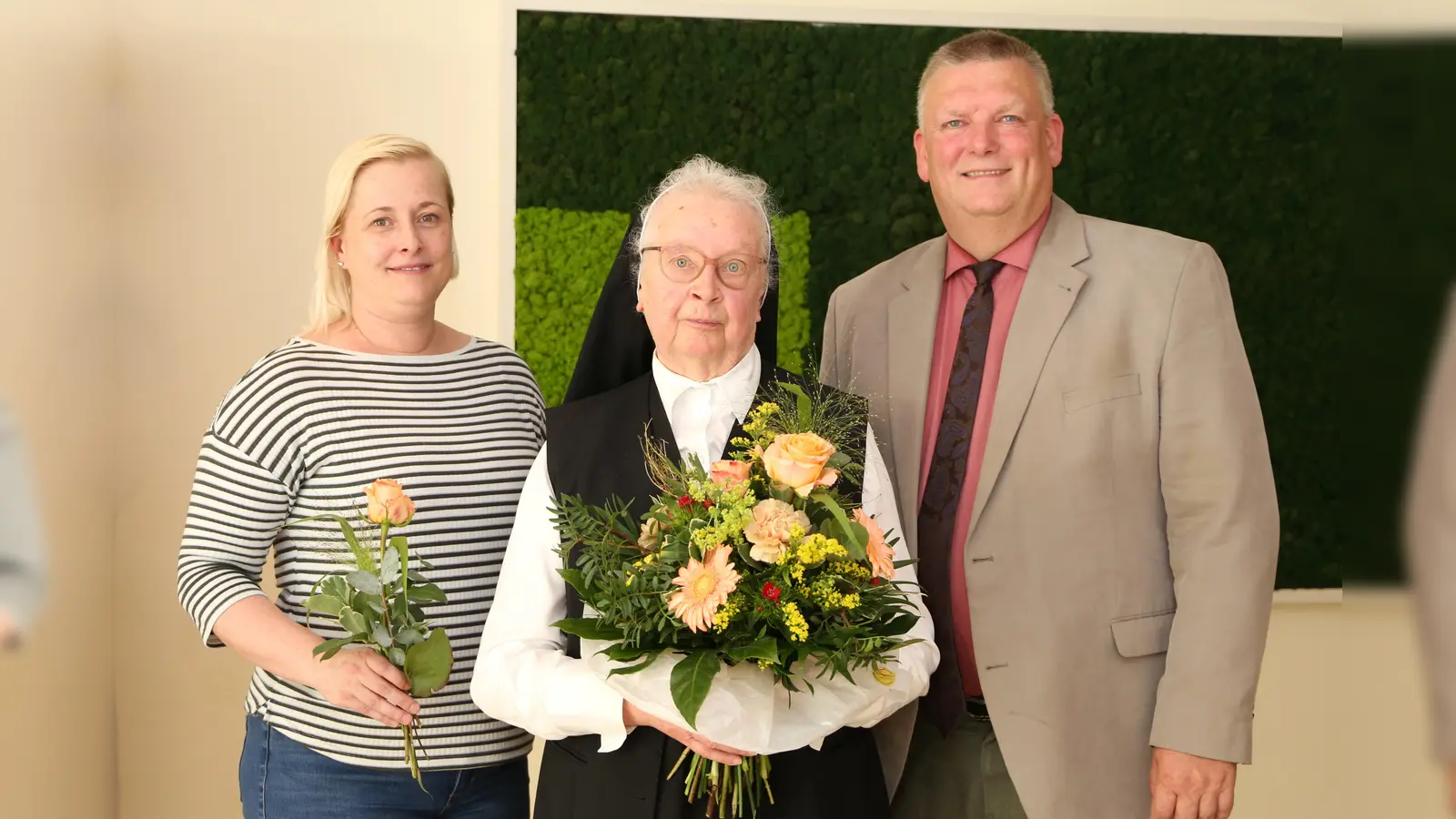 Schon seit 45 Jahren sind die Grünen Damen im St. Vincenz Hospital der KHWE für die Patienten im Einsatz (von links): Katholische Krankenhausseelsorgerin Yvonne Engemann, Grüne-Damen-Sprecherin Schwester Baptista Kerkhoff und KHWE-Geschäftsführer Christian Jostes. (Foto: KHWE)