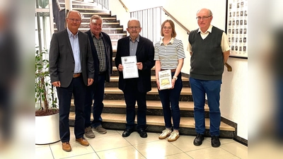 Bürgermeister Grimm, Kreisheimatpfleger Gorzolka, Willi Vössing, Ortsheimatpflegerin Stefanie Tegethoff und Stadtheimatpfleger Christoph Reichardt<br> (Foto: Stadt Beverungen)