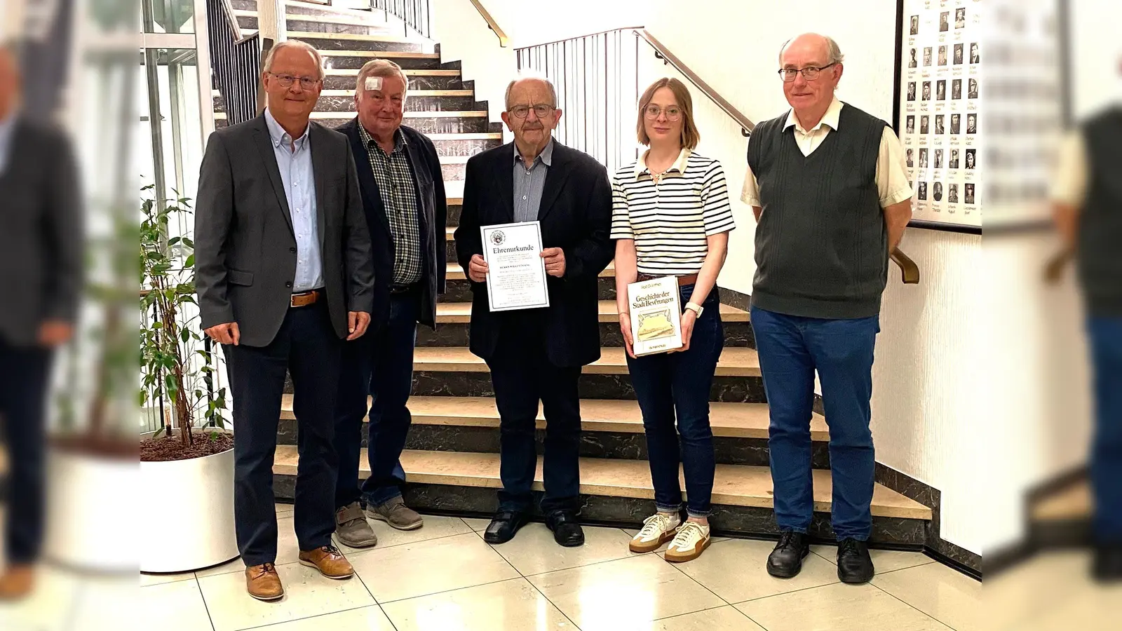 Bürgermeister Grimm, Kreisheimatpfleger Gorzolka, Willi Vössing, Ortsheimatpflegerin Stefanie Tegethoff und Stadtheimatpfleger Christoph Reichardt<br> (Foto: Stadt Beverungen)