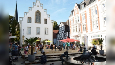 Der Brakeler Stadtstrand ist vom 15. August bis 28. September wieder auf dem Marktplatz vor dem Rathaus.  (Foto: Stadt Brakel)