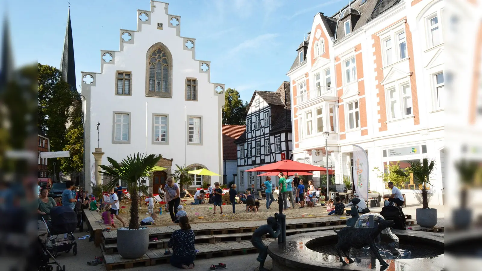 Der Brakeler Stadtstrand ist vom 15. August bis 28. September wieder auf dem Marktplatz vor dem Rathaus.  (Foto: Stadt Brakel)