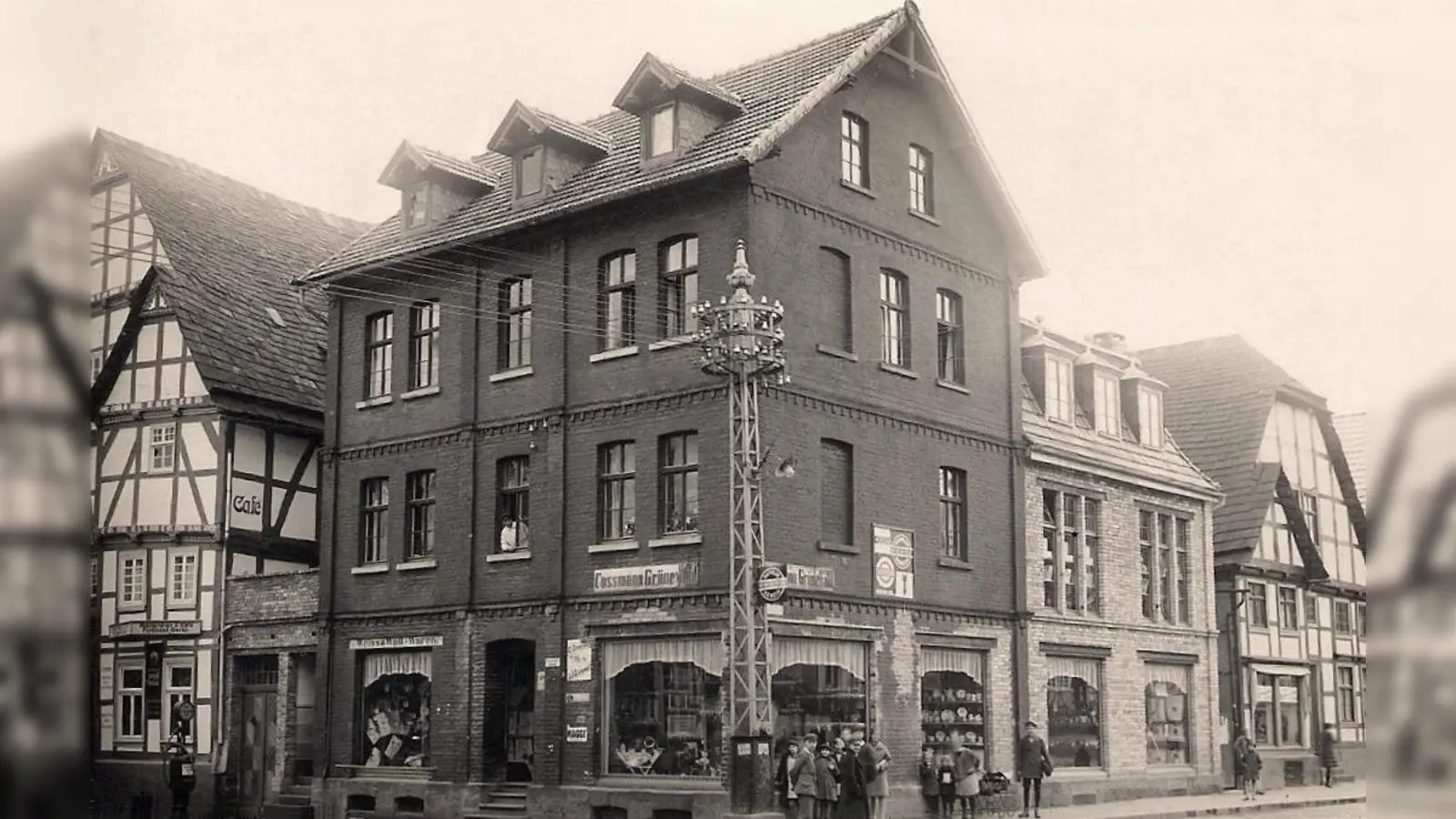 Das Geschäftshaus Grünewald an der Ecke Lange Straße / Weserstraße (früher Marktstraße ) in Beverungen vor 100 Jahren. (Foto: Archiv HGV Lauenförde e.V.)