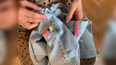 Eine alte Jeans kann beispielsweise mit bunten Stickereien kreativ aufgewertet und zu einem neuen Lieblingsstück gemacht werden. (Foto: Kreis Höxter)