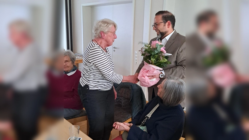 Der Vorsitzende Amr Akel dankte Edith Walter für viele Stunden des Engagements.  (Foto: Cornelia Vogl)