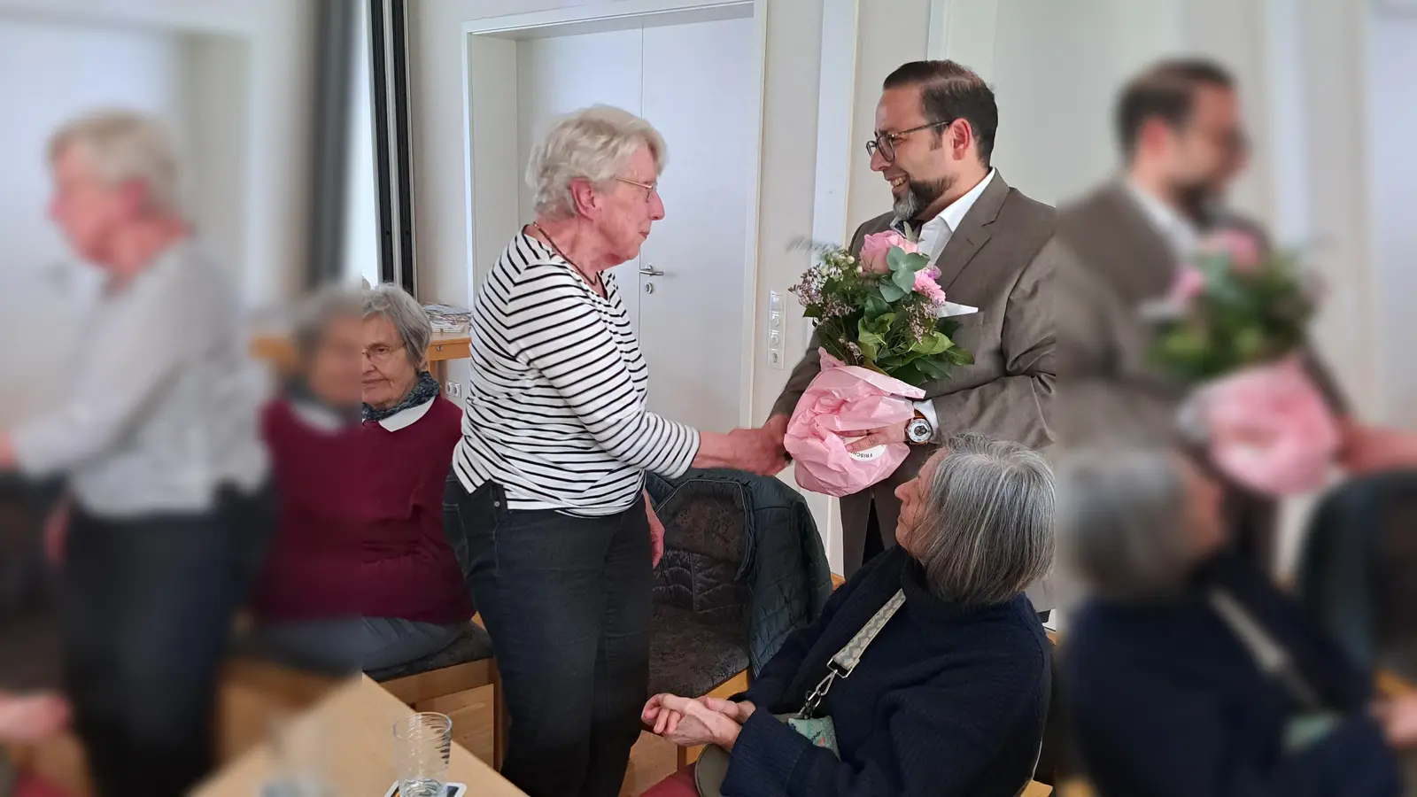 Der Vorsitzende Amr Akel dankte Edith Walter für viele Stunden des Engagements.  (Foto: Cornelia Vogl)
