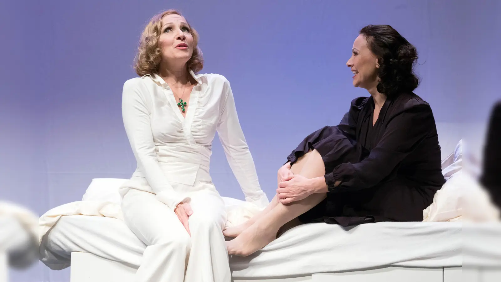 V.l.: Susanne Rader als Marlene Dietrich und Heleen Joor als Édith Piaf. (Foto: Helmut Seuffert)