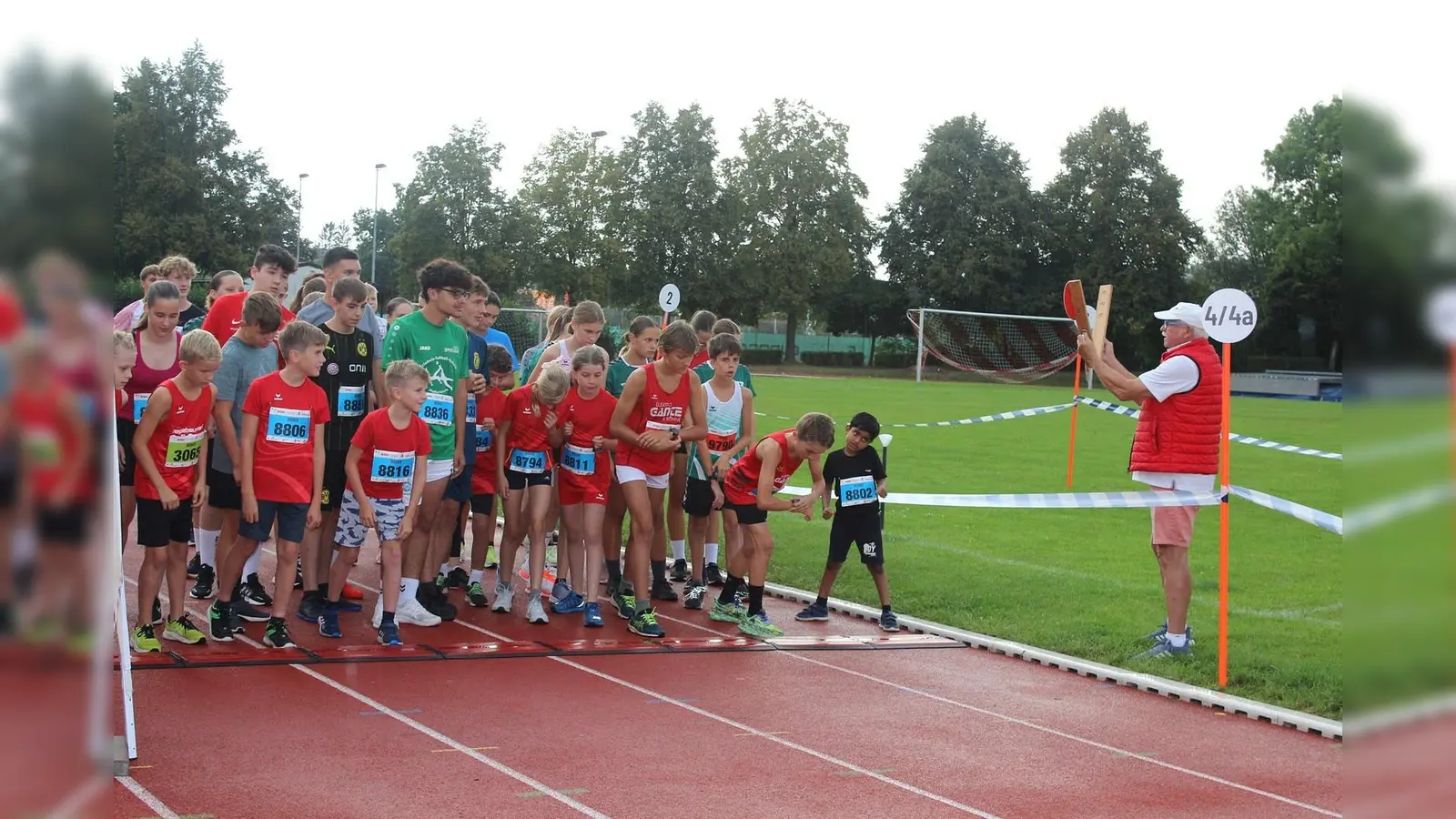 TSG-Vorsitzender Henner Sattler beim Start des Juniorenlaufs. (Foto: privat)