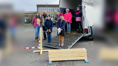 Carolin Watzlawik vom Förderverein „Schlaue Füchse“ und Andi Dürkop von der KVHS freuen sich mit den Kindern der Grundschule Deensen. (Foto: Zentrum für ehrenamtliches Engagement)