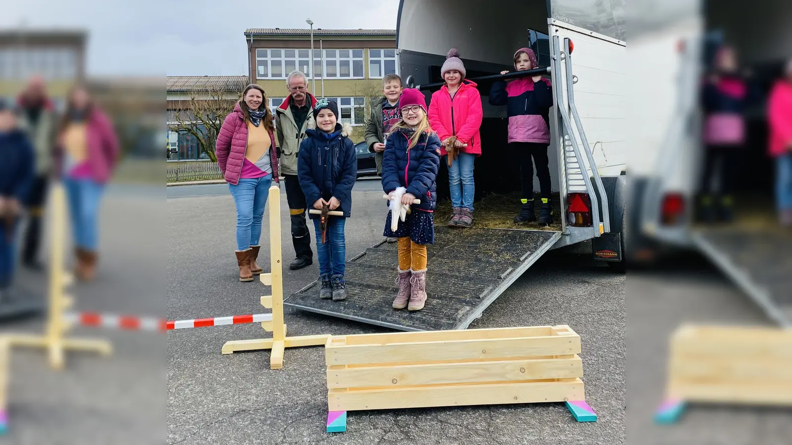 Carolin Watzlawik vom Förderverein „Schlaue Füchse“ und Andi Dürkop von der KVHS freuen sich mit den Kindern der Grundschule Deensen. (Foto: Zentrum für ehrenamtliches Engagement)