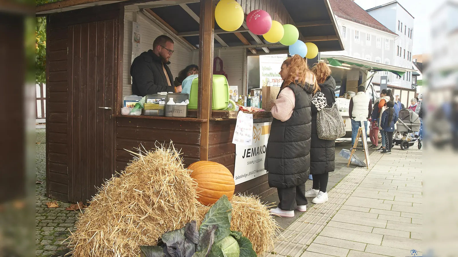 Herbstlich geschmückt zeigen sich beim Herbstmarkt die Stände in der Hofgeismarer Fußgängerzone. (Foto: Stefan Bönning)