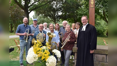 Sie gestalteten die Sommerkirche in Ottbergen, Pastor Gunnar Wirth und der Posaunenchor Bruchhausen unter der Leitung von Diethelm Breker.  (Foto: Barbara Siebrecht)
