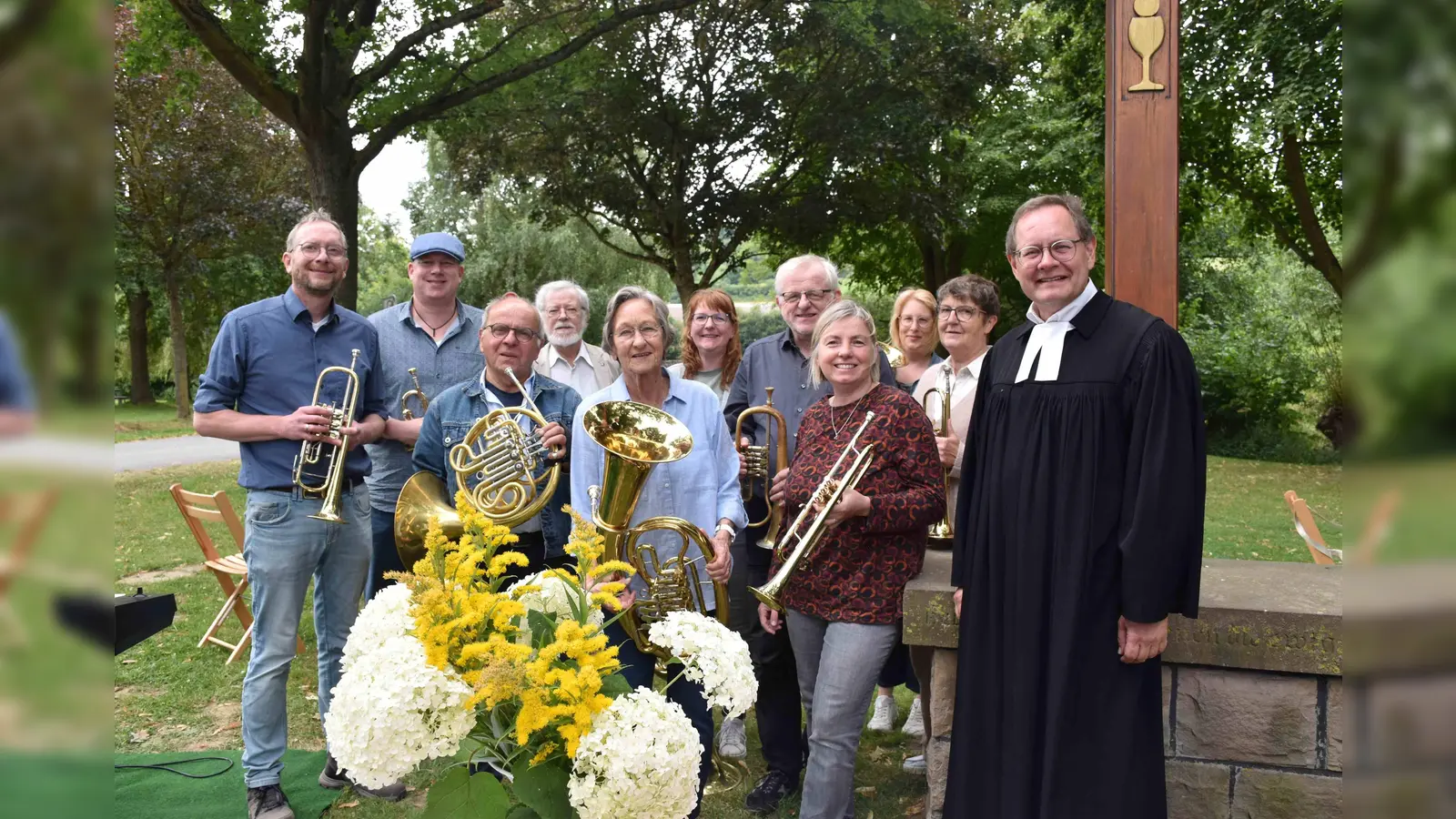 Sie gestalteten die Sommerkirche in Ottbergen, Pastor Gunnar Wirth und der Posaunenchor Bruchhausen unter der Leitung von Diethelm Breker.  (Foto: Barbara Siebrecht)