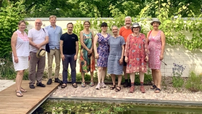 Zusammen mit Julia Eisentraut, der Stellvertretenden Fraktionsvorsitzenden und Wissenschaftspolitischen Sprecherin der GRÜNEN Landtagsfraktion schauten sich GRÜNE aus Bad Driburg, Nieheim und Höxter den botanischen Garten der TH OWL an. (Foto: privat)