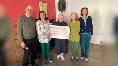V.l.: Lions Frank Wilk, Heidrun Larusch-Gettings, Waltraud Friedrichs, Karin Sielemann, alle Aktion Silberfisch, Alexandra von Ratibor, Schirmherrin Aktion Silberfisch. (Foto: privat)