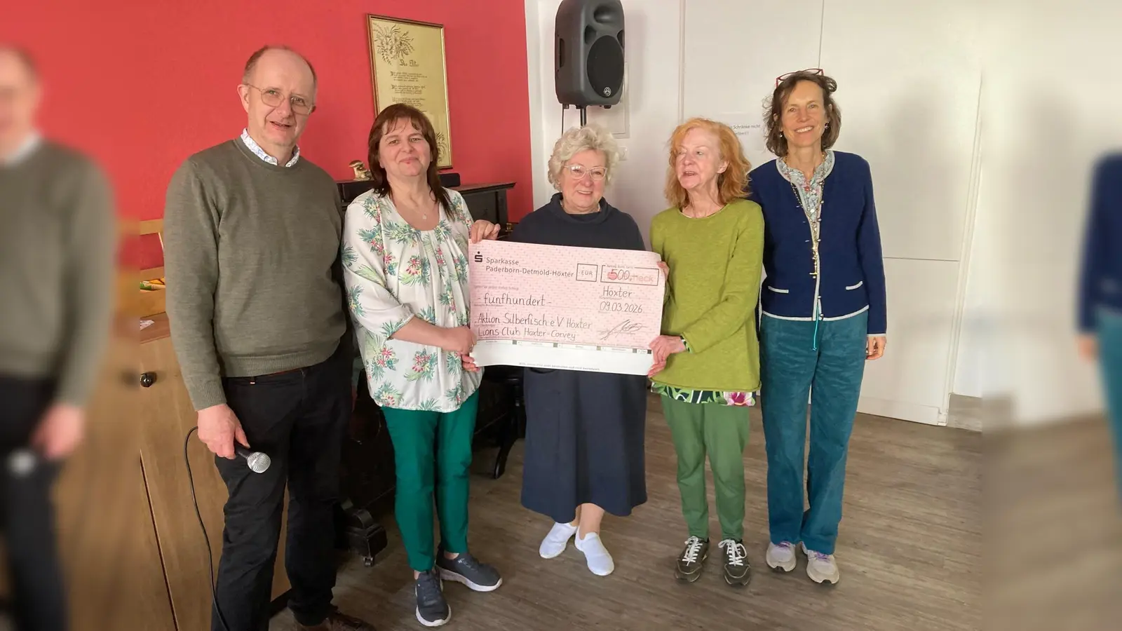 V.l.: Lions Frank Wilk, Heidrun Larusch-Gettings, Waltraud Friedrichs, Karin Sielemann, alle Aktion Silberfisch, Alexandra von Ratibor, Schirmherrin Aktion Silberfisch. (Foto: privat)