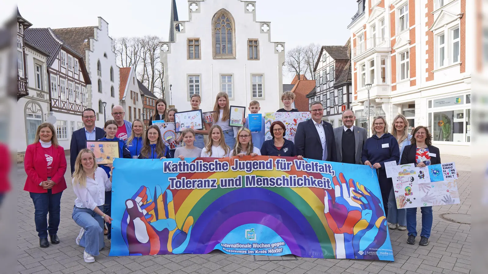 Filiz Elüstü (Kommunales Integrationszentrum Kreis Höxter), Bürgermeister Alexander Kleinschmidt, Chantal Sturm (Pastorale Mitarbeiterin PR Brakeler Land), Marlene Hübner (Voltigiergruppe Brakel 3), Per Hüsges (Kommunales Integrationszentrum Kreis Höxter), Laura Drewes (Voltigiergruppe Brakel 3), Jule Pape (Voltigiergruppe Brakel 3) Marike Wagener, Matilda Wagener, Anna Frewer, Henriette Scholz, Die Klasse 6c der Schulen der Brede, Sonja Daldrup (Freilichtbühne Bökendorf), Dominik Reineke (VerbundvolksbankOWL), Andreas Kurte (Leiter Pastoraler Raum und Dechant Dekanat Höxter), Elke Krämer (Referentin für Jugend und Familie Dekanat Höxter), Alisa Schwarz (Lehrerin Schulen der Brede) sowie Christina Pape (Referentin für Jugend und Familie Dekanat Höxter). (Foto: Stadt Brakel)