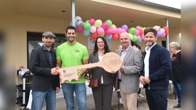 Der Geschäftsführer der AWO Knud Hendricks, Kita-Leiter Eduardo Molinero, die Architektin Ines Koßmann, Bürgermeister Werner Tyrasa und Samtgemeindebürgermeister Tino Wenkel bei der offiziellen Einweihung der neuen Kita in Lauenförde (Foto: Barbara Siebrecht)