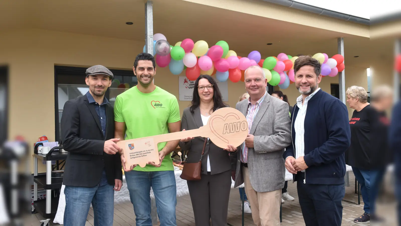 Der Geschäftsführer der AWO Knud Hendricks, Kita-Leiter Eduardo Molinero, die Architektin Ines Koßmann, Bürgermeister Werner Tyrasa und Samtgemeindebürgermeister Tino Wenkel bei der offiziellen Einweihung der neuen Kita in Lauenförde (Foto: Barbara Siebrecht)