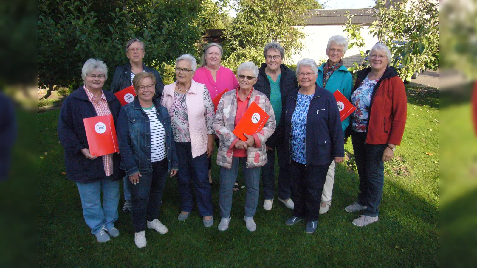 V.l.: Karola Grottke (10Jahre), Karin Düsterdiek (25 Jahre), Gaby Friedrich, Edeltraud Fricke, Birgit Grottke (25 Jahre), Elke Thadewald (10 Jahre), Irmgard Gelsdorf, Brigitta Waske (1. Vors.), Hanni Scherfose (25 Jahre) und Gerdi Henke. (Foto: privat)