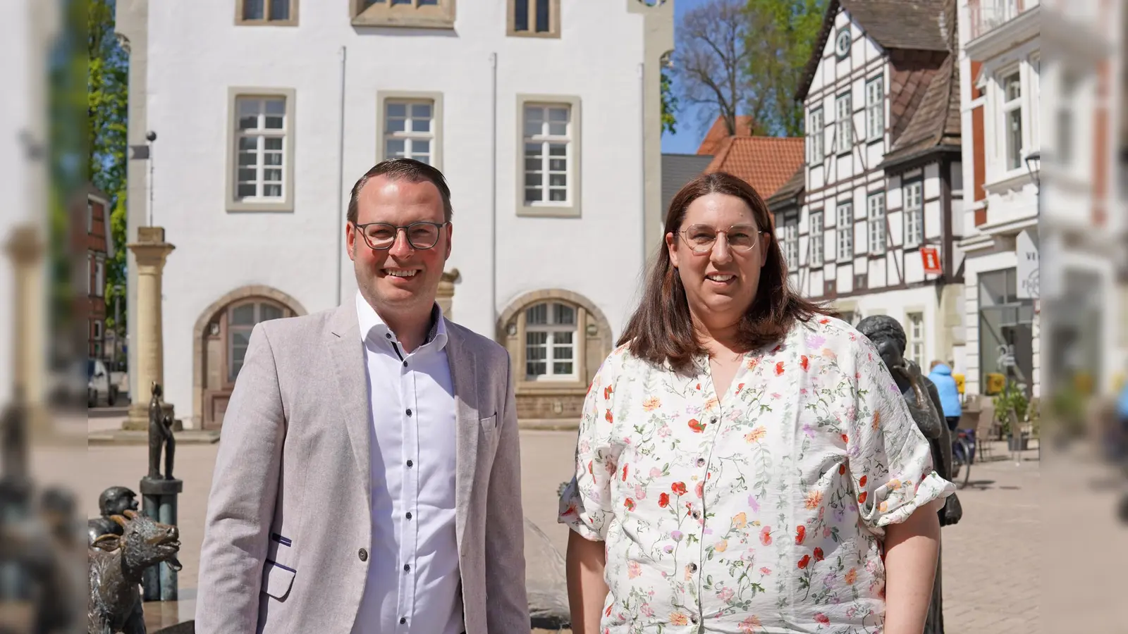 Brakels Bürgermeister Alexander Kleinschmidt stellt Verena Potthast als neue Leiterin der Abteilung „Zentrale Dienste“ vor. (Foto: Stadt Brakel )