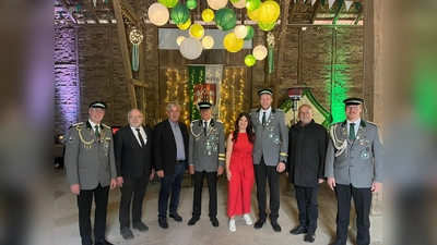 v. l. Oberst Dirk Wellsow, Pfarrer Volker Walle, Bürgermeister Hermann Temme, 1. Dechant Hans-Dieter Mönnikes, das Königspaar Vivien Henke und Toni Menne, Pfarrer Andreas Kurte und Adjutant Christian Nolte-Tobisch. (Foto: privat)