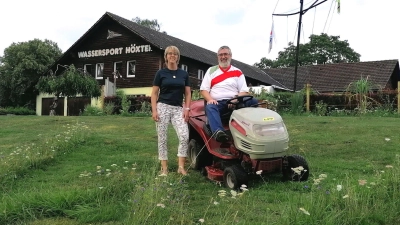 Großes Grundstück an der Weser - Michaela Bast und Norbert Müller bitten, stellvertretend für den Wassersport Höxter, um Unterstützung für einen neuen Aufsitzrasenmäher. (Foto: privat)