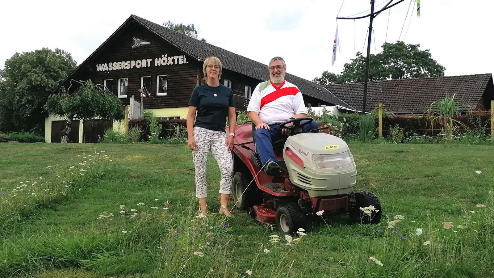 Großes Grundstück an der Weser - Michaela Bast und Norbert Müller bitten, stellvertretend für den Wassersport Höxter, um Unterstützung für einen neuen Aufsitzrasenmäher. (Foto: privat)