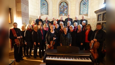 Der A-Cappella-Chor Fürstenberg mit Instrumentalisten vor seinem Weihnachtskonzert am Sonntag. (Foto: Andreas Gauding)