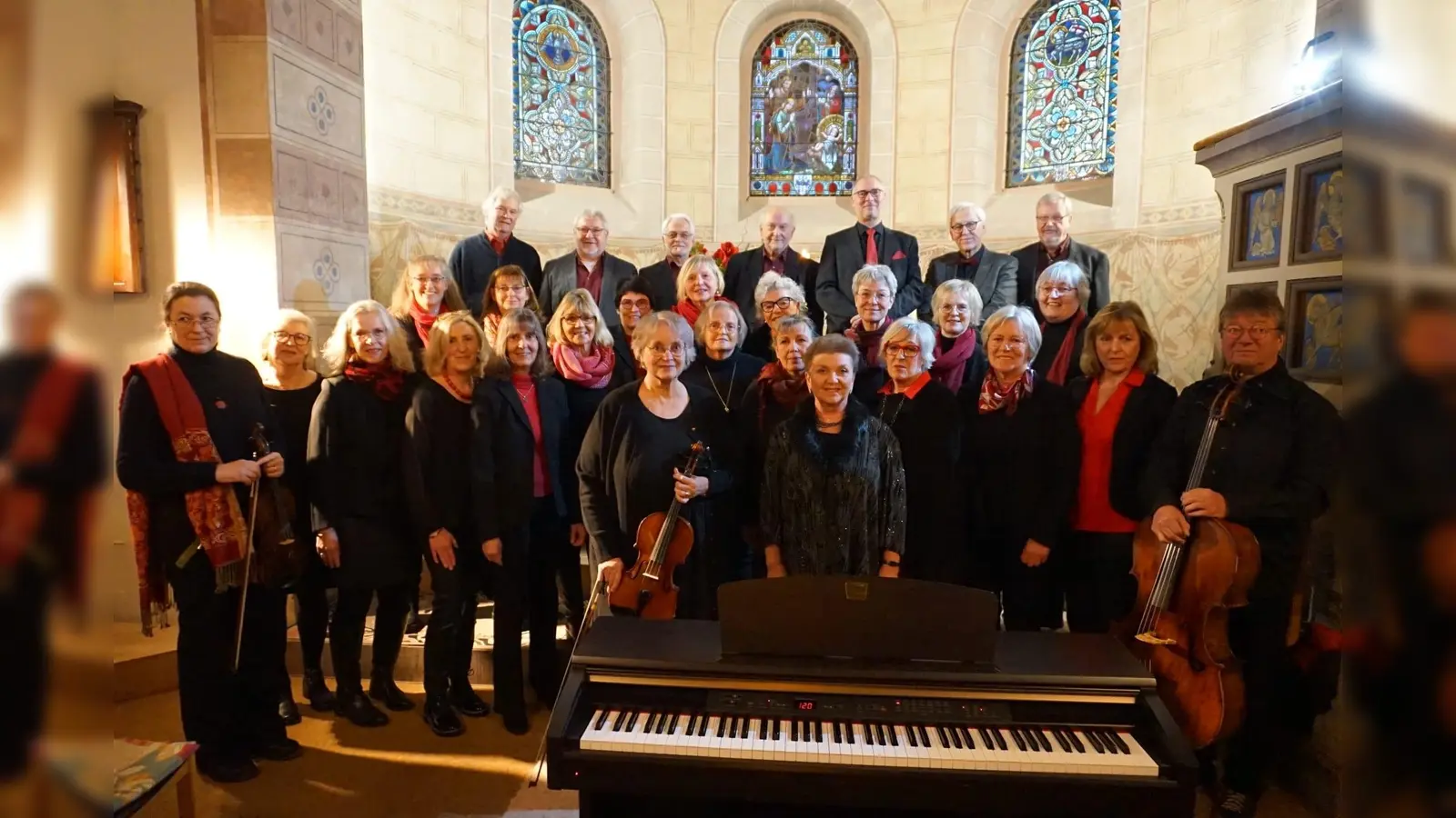 Der A-Cappella-Chor Fürstenberg mit Instrumentalisten vor seinem Weihnachtskonzert am Sonntag. (Foto: Andreas Gauding)