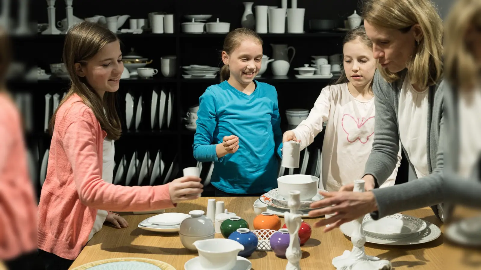 Anfassen und Bemalen erlaubt bei den Mitmachangeboten für Kinder und Erwachsene beim Museumstag.  (Foto: Tillmann Franzen)