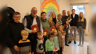Jonas mit Oma R. Riepe, Tomass mit Opa M. Hein, Tim mit M. Dürdodt, die Geschwister Ylvie und Edda mit C. Amthor, Amalia mit W. Peine, Cara mit T. Stamm, Bürgermeister N. Aisch. Daneben Leonie Schulz die im Rahmen ihrer Ausbildung die Preisverleihung organisiert hat. (Foto: Stadt Borgentreich)