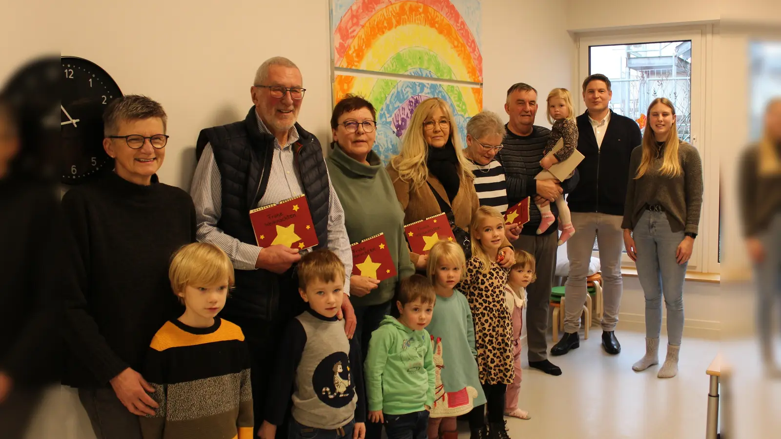 Jonas mit Oma R. Riepe, Tomass mit Opa M. Hein, Tim mit M. Dürdodt, die Geschwister Ylvie und Edda mit C. Amthor, Amalia mit W. Peine, Cara mit T. Stamm, Bürgermeister N. Aisch. Daneben Leonie Schulz die im Rahmen ihrer Ausbildung die Preisverleihung organisiert hat. (Foto: Stadt Borgentreich)