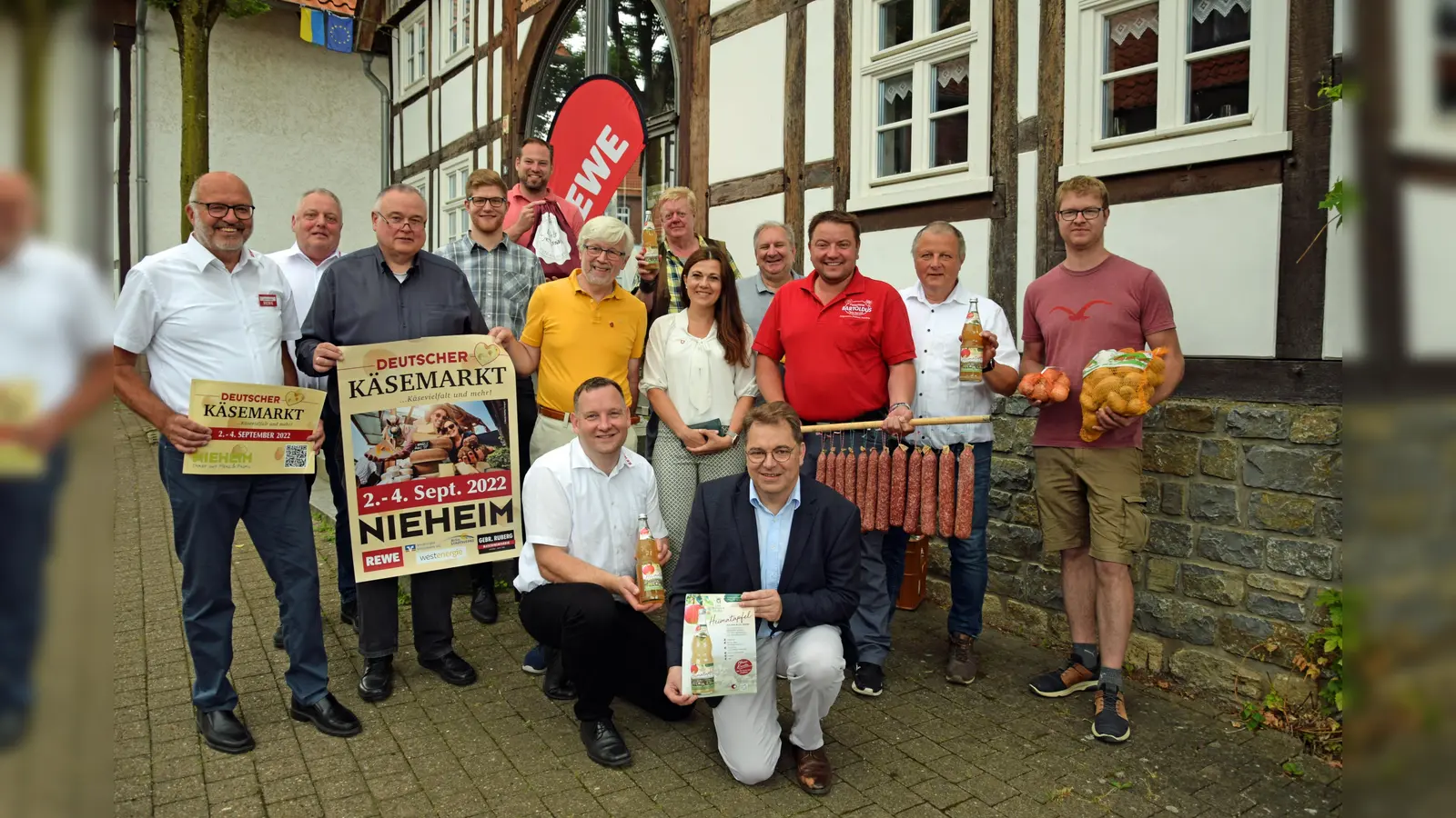Freuen sich auf das erste Regionaldorf auf dem Deutschen Käsemarkt: Das REWE-Team und die regionalen Lieferanten (v.l.) Vorne: Björn Wakup, Andreas Schöttker; mittlere Reihe: Ulrich Mönikes, Detlef Scholz, Bernd Bartels-Trautmann, Stella Klassen, Michael Bartholdus, Reinhard Niermann, Matthias Dunschen; hintere Reihe: Jörg Kanne, Stefan Saggel, Heiko Böddeker, Stefan Lücking, Heribert Gensicki. (Foto: Stadt Nieheim)