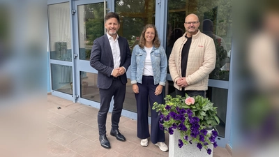 v.l. Bürgermeister Tino Wenkel freut sich zusammen mit Verena Hoppe (Beverungen Marketing) und Ulrich Wille (VHS DEW) auf den ersten Beverunger Unternehmerstammtisch im Bistro der Stadthalle. (Foto: Stadt Beverungen)