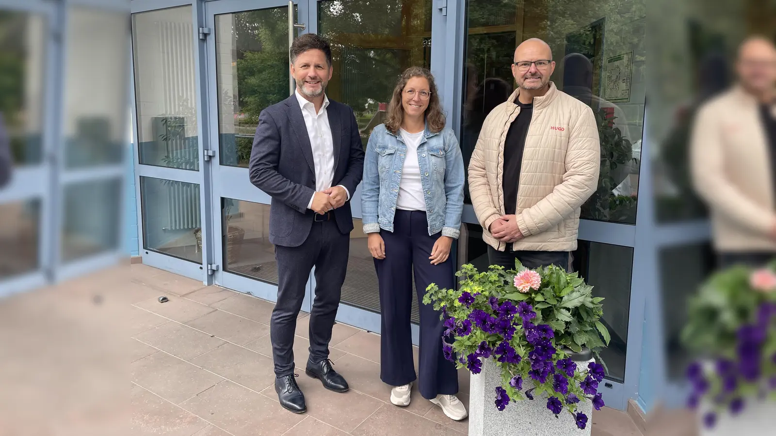 v.l. Bürgermeister Tino Wenkel freut sich zusammen mit Verena Hoppe (Beverungen Marketing) und Ulrich Wille (VHS DEW) auf den ersten Beverunger Unternehmerstammtisch im Bistro der Stadthalle. (Foto: Stadt Beverungen)